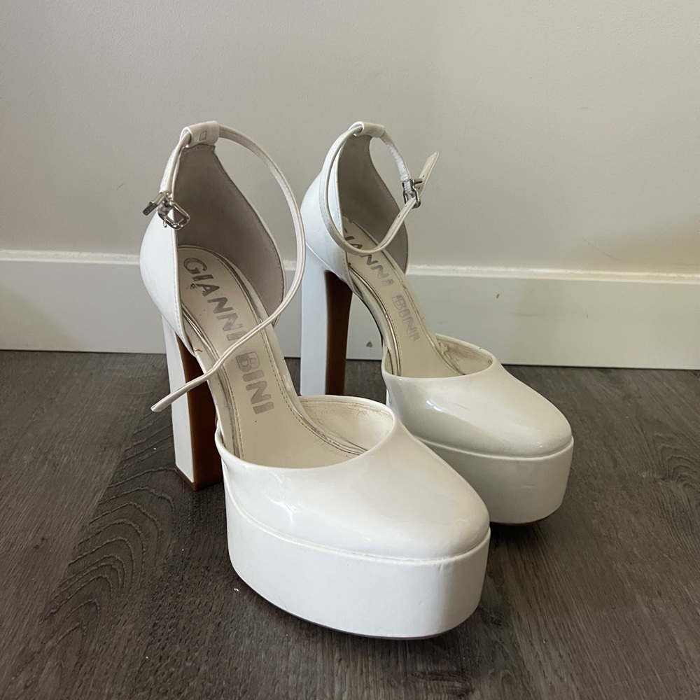 Gianni Bini White Patent Leather Close Toed Heels size 6.5